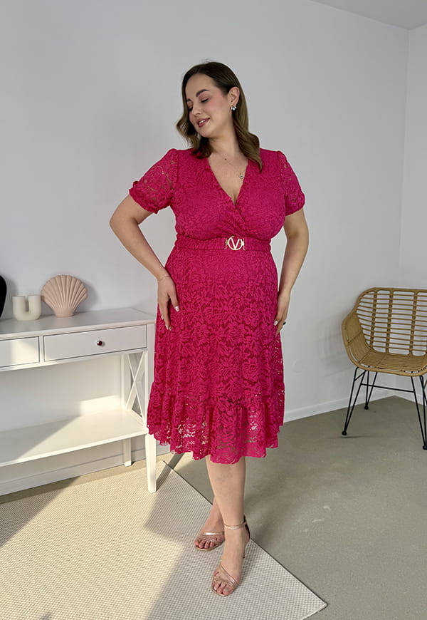 ROSIE II KRÓTKI RĘKAW KORONKOWA SUKIENKA DO KOLAN PLUS SIZE Z PASKIEM. FUKSJA 08 image 4