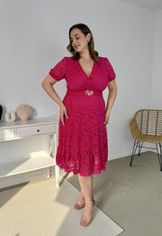 ROSIE II KRÓTKI RĘKAW KORONKOWA SUKIENKA DO KOLAN PLUS SIZE Z PASKIEM. FUKSJA 08 image 4