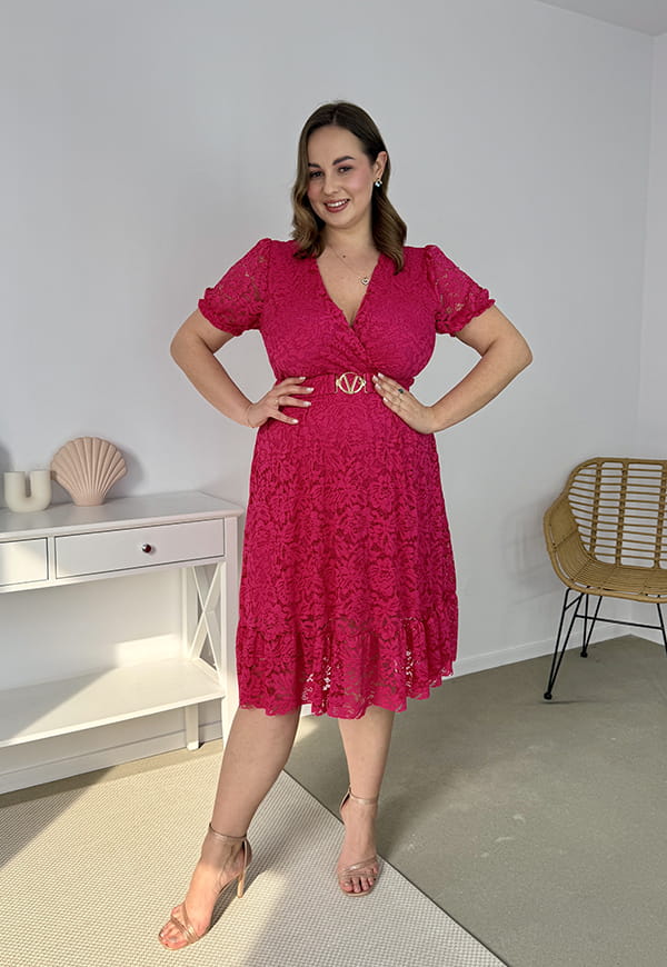 ROSIE II KRÓTKI RĘKAW KORONKOWA SUKIENKA DO KOLAN PLUS SIZE Z PASKIEM. FUKSJA 08 image 6
