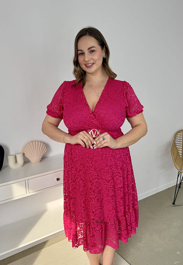 ROSIE II KRÓTKI RĘKAW KORONKOWA SUKIENKA DO KOLAN PLUS SIZE Z PASKIEM. FUKSJA 08 image 9