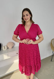 ROSIE II KRÓTKI RĘKAW KORONKOWA SUKIENKA DO KOLAN PLUS SIZE Z PASKIEM. FUKSJA 08 image 9