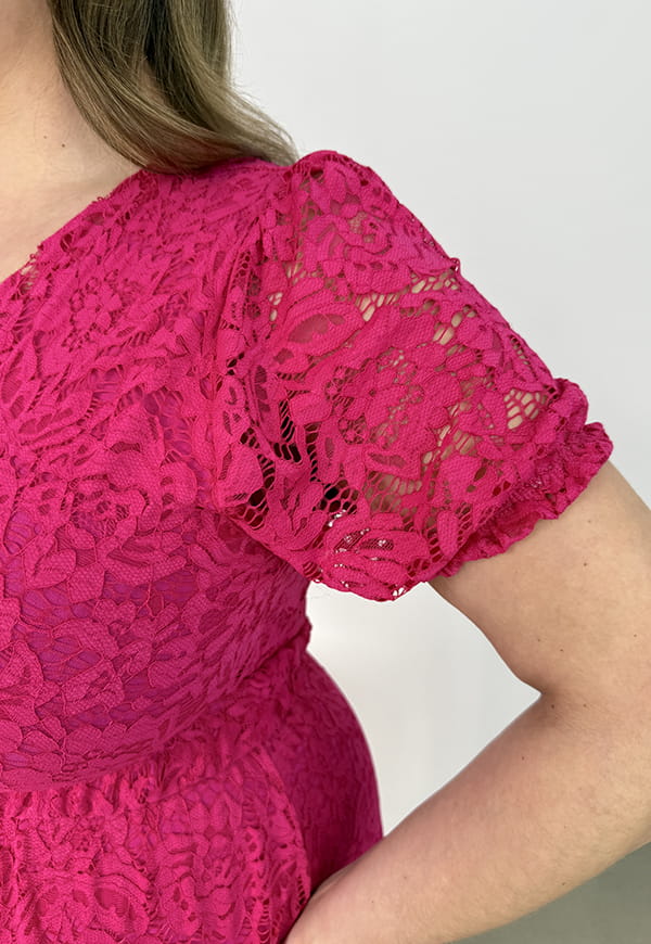 ROSIE II KRÓTKI RĘKAW KORONKOWA SUKIENKA DO KOLAN PLUS SIZE Z PASKIEM. FUKSJA 08 image 10