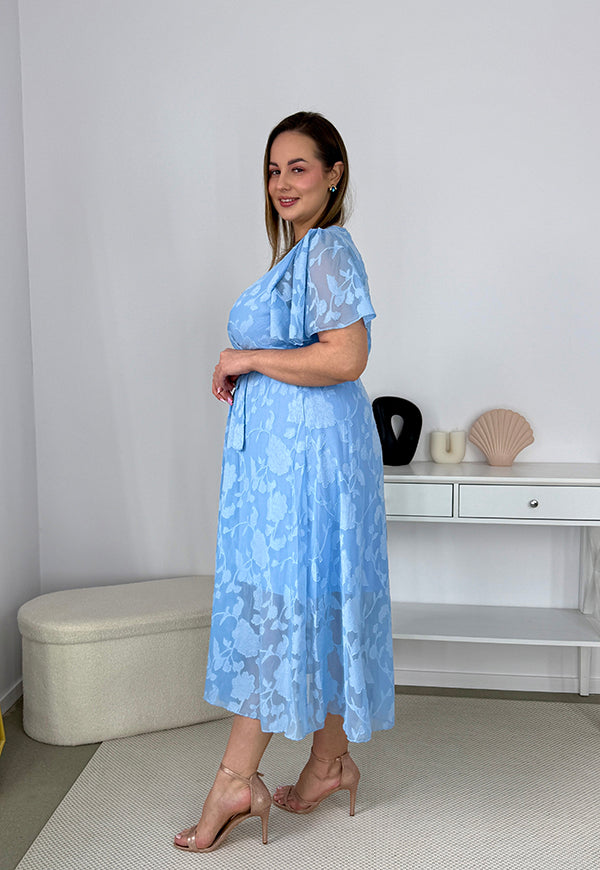 LUIZA  SZYFONOWA SUKIENKA MIDI ROZKLOSZOWANA Z OZDOBNYM HAFTEM. BŁĘKITNA  02 image 10