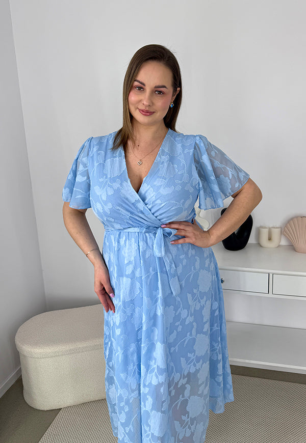 LUIZA  SZYFONOWA SUKIENKA MIDI ROZKLOSZOWANA Z OZDOBNYM HAFTEM. BŁĘKITNA  02 image 2