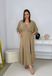 GRETA GŁADKA SUKIENKA PLUS SIZE Z ROZKLOSZOWANYM DOŁEM I GUZIKAMI. CAMELOWA 02 image 3