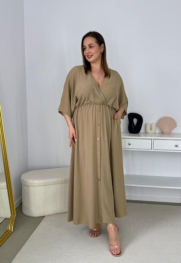 GRETA GŁADKA SUKIENKA PLUS SIZE Z ROZKLOSZOWANYM DOŁEM I GUZIKAMI. CAMELOWA 02