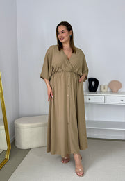 GRETA GŁADKA SUKIENKA PLUS SIZE Z ROZKLOSZOWANYM DOŁEM I GUZIKAMI. CAMELOWA 02
