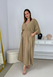 GRETA GŁADKA SUKIENKA PLUS SIZE Z ROZKLOSZOWANYM DOŁEM I GUZIKAMI. CAMELOWA 02 image 4