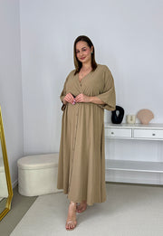 GRETA GŁADKA SUKIENKA PLUS SIZE Z ROZKLOSZOWANYM DOŁEM I GUZIKAMI. CAMELOWA 02 image 5
