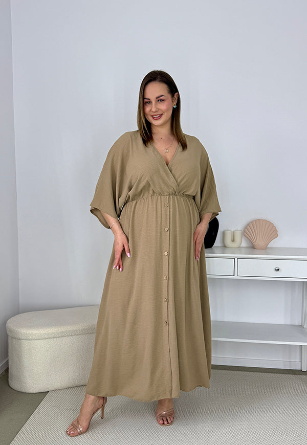 GRETA GŁADKA SUKIENKA PLUS SIZE Z ROZKLOSZOWANYM DOŁEM I GUZIKAMI. CAMELOWA 02 image 6