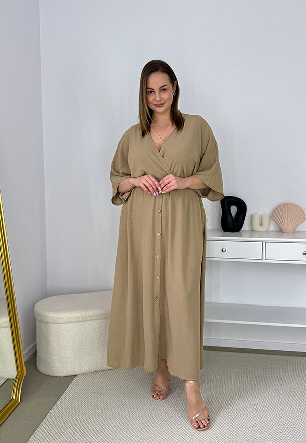 GRETA GŁADKA SUKIENKA PLUS SIZE Z ROZKLOSZOWANYM DOŁEM I GUZIKAMI. CAMELOWA 02 image 7