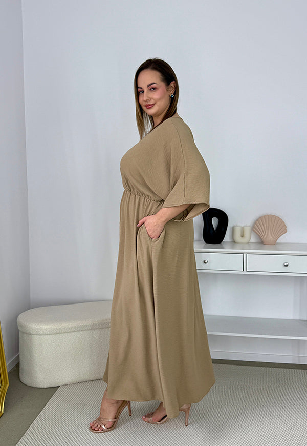 GRETA GŁADKA SUKIENKA PLUS SIZE Z ROZKLOSZOWANYM DOŁEM I GUZIKAMI. CAMELOWA 02 image 8
