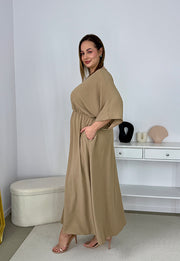 GRETA GŁADKA SUKIENKA PLUS SIZE Z ROZKLOSZOWANYM DOŁEM I GUZIKAMI. CAMELOWA 02 image 8