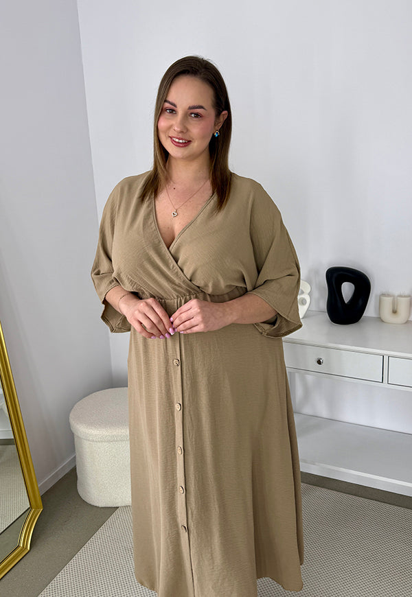 GRETA GŁADKA SUKIENKA PLUS SIZE Z ROZKLOSZOWANYM DOŁEM I GUZIKAMI. CAMELOWA 02 image 2