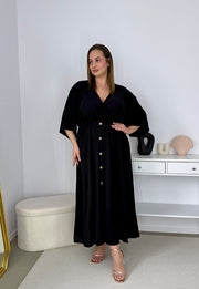 GRETA GŁADKA SUKIENKA PLUS SIZE Z ROZKLOSZOWANYM DOŁEM I GUZIKAMI. CZARNA 01 image 3