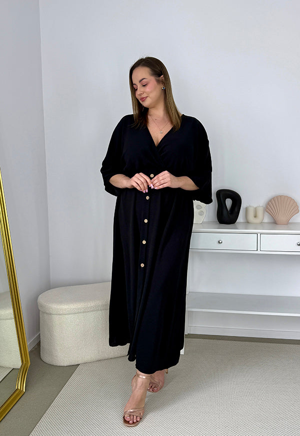 GRETA GŁADKA SUKIENKA PLUS SIZE Z ROZKLOSZOWANYM DOŁEM I GUZIKAMI. CZARNA 01 image 5