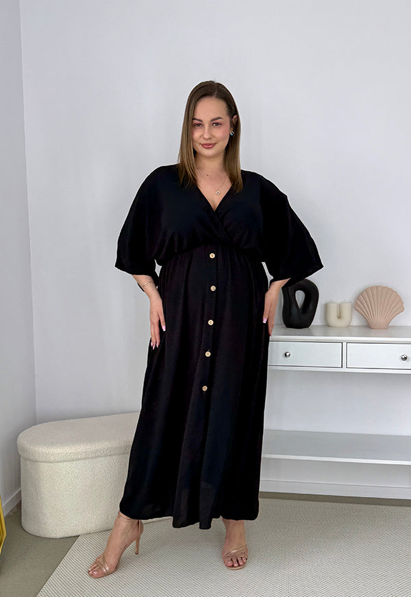GRETA GŁADKA SUKIENKA PLUS SIZE Z ROZKLOSZOWANYM DOŁEM I GUZIKAMI. CZARNA 01 image 6
