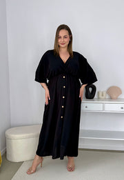 GRETA GŁADKA SUKIENKA PLUS SIZE Z ROZKLOSZOWANYM DOŁEM I GUZIKAMI. CZARNA 01 image 6