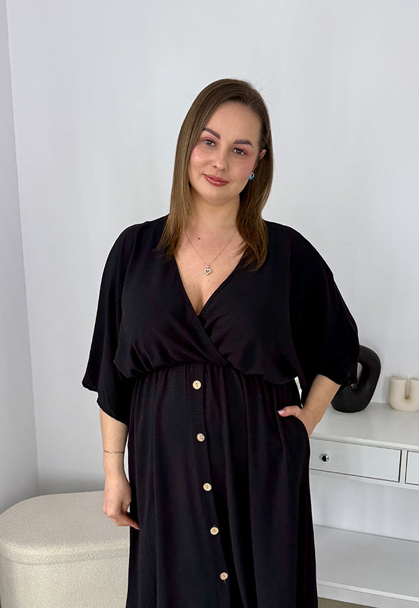 GRETA GŁADKA SUKIENKA PLUS SIZE Z ROZKLOSZOWANYM DOŁEM I GUZIKAMI. CZARNA 01 image 2