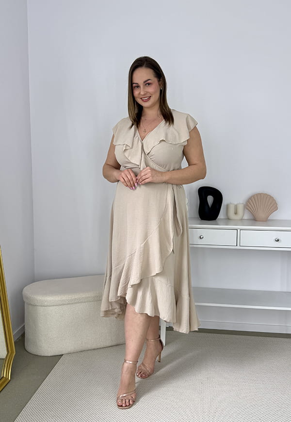 OLIVIA KOPERTOWA ROZKLOSZOWANA SUKIENKA PLUS SIZE Z FALBANAMI. BEŻOWA 03 image 6
