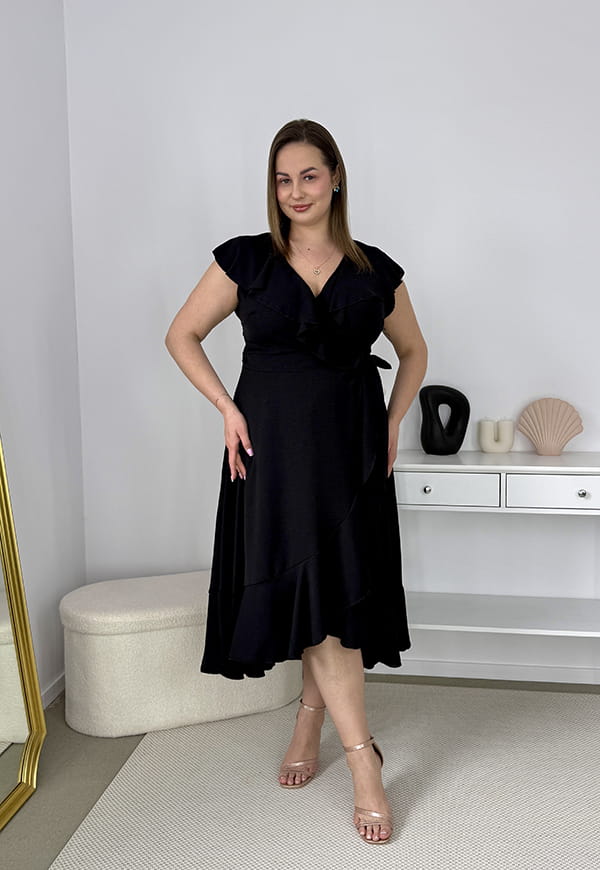 OLIVIA KOPERTOWA ROZKLOSZOWANA SUKIENKA PLUS SIZE Z FALBANAMI. CZARNA 04 image 3