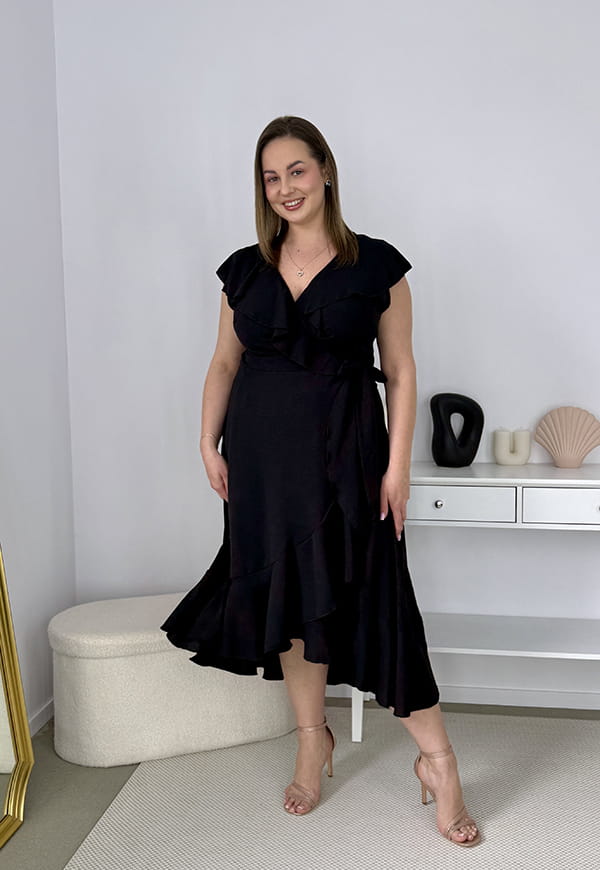 OLIVIA KOPERTOWA ROZKLOSZOWANA SUKIENKA PLUS SIZE Z FALBANAMI. CZARNA 04