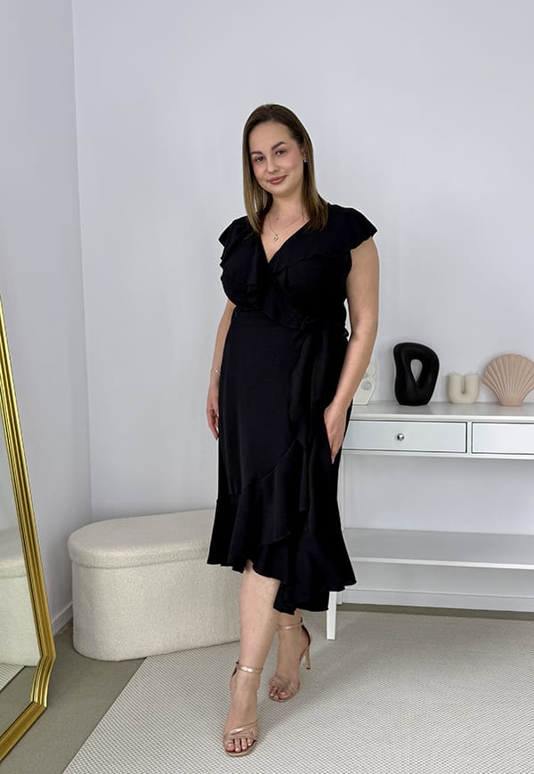 OLIVIA KOPERTOWA ROZKLOSZOWANA SUKIENKA PLUS SIZE Z FALBANAMI. CZARNA 04 image 4