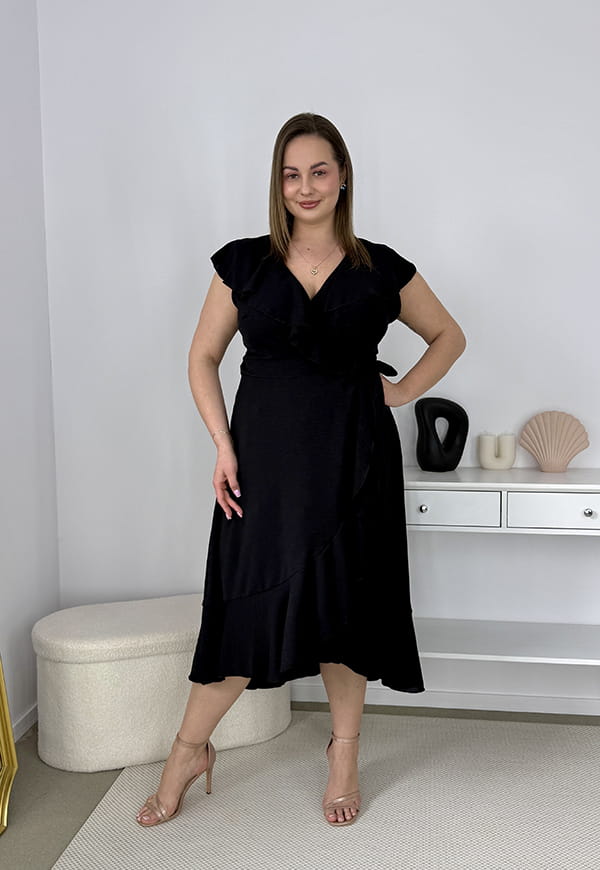 OLIVIA KOPERTOWA ROZKLOSZOWANA SUKIENKA PLUS SIZE Z FALBANAMI. CZARNA 04 image 5