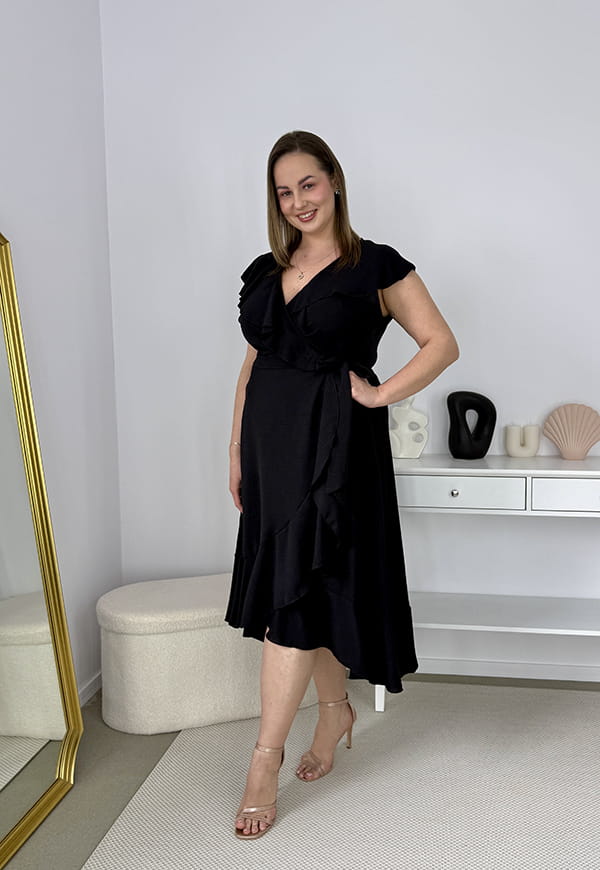OLIVIA KOPERTOWA ROZKLOSZOWANA SUKIENKA PLUS SIZE Z FALBANAMI. CZARNA 04 image 6