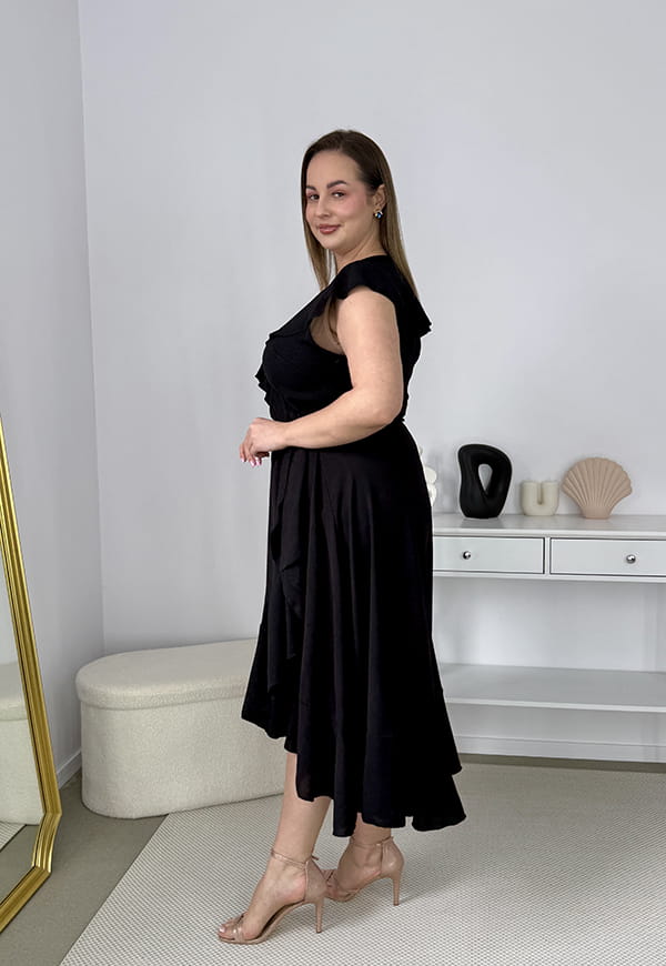 OLIVIA KOPERTOWA ROZKLOSZOWANA SUKIENKA PLUS SIZE Z FALBANAMI. CZARNA 04 image 8