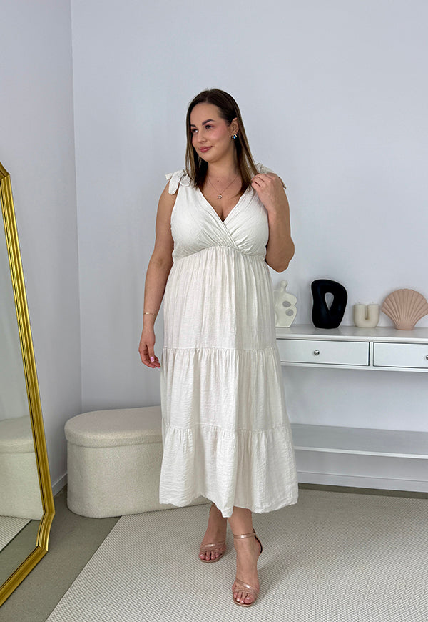 BOW WISKOZOWA SUKIENKA PLUS SIZE NA RAMIĄCZKACH Z ROZKLOSZOWANYM DOŁEM I KOKARDAMI. KREMOWA 02 image 2