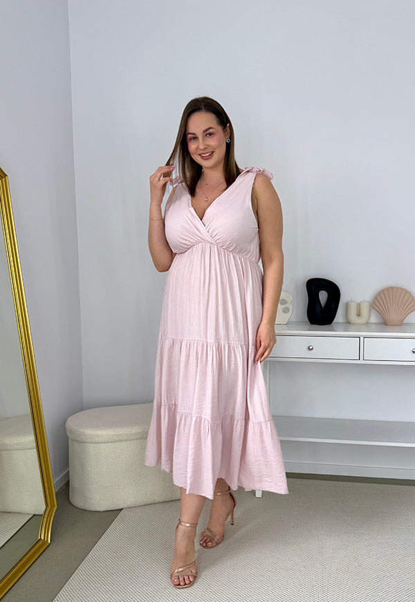 BOW WISKOZOWA SUKIENKA PLUS SIZE NA RAMIĄCZKACH Z ROZKLOSZOWANYM DOŁEM I KOKARDAMI. PUDROWY RÓŻ 03