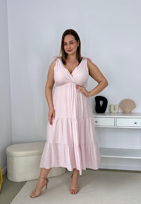 BOW WISKOZOWA SUKIENKA PLUS SIZE NA RAMIĄCZKACH Z ROZKLOSZOWANYM DOŁEM I KOKARDAMI. PUDROWY RÓŻ 03 image 5