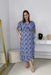 SAMANTA KOPERTOWA ROZKLOSZOWANA SUKIENKA PLUS SIZE W KWIATY. NIEBIESKA 01