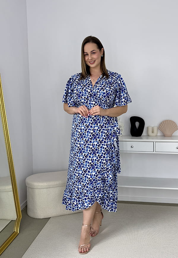 SAMANTA KOPERTOWA ROZKLOSZOWANA SUKIENKA PLUS SIZE W KWIATY. NIEBIESKA 01 image 7