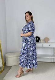 SAMANTA KOPERTOWA ROZKLOSZOWANA SUKIENKA PLUS SIZE W KWIATY. NIEBIESKA 01 image 8