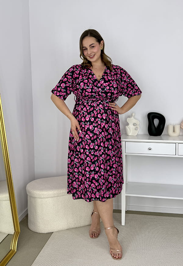 CARMEN  II Z KRÓTKIM RĘKAWEM SUKIENKA MIDI PLUS SIZE W KWIATY. CZARNO/FUKSJA 16 image 3