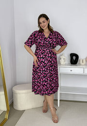 CARMEN  II Z KRÓTKIM RĘKAWEM SUKIENKA MIDI PLUS SIZE W KWIATY. CZARNO/FUKSJA 16 image 3
