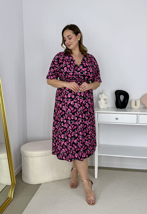 CARMEN  II Z KRÓTKIM RĘKAWEM SUKIENKA MIDI PLUS SIZE W KWIATY. CZARNO/FUKSJA 16 image 4