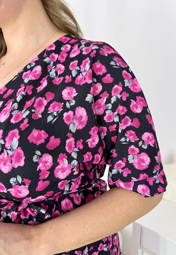 CARMEN  II Z KRÓTKIM RĘKAWEM SUKIENKA MIDI PLUS SIZE W KWIATY. CZARNO/FUKSJA 16 image 10