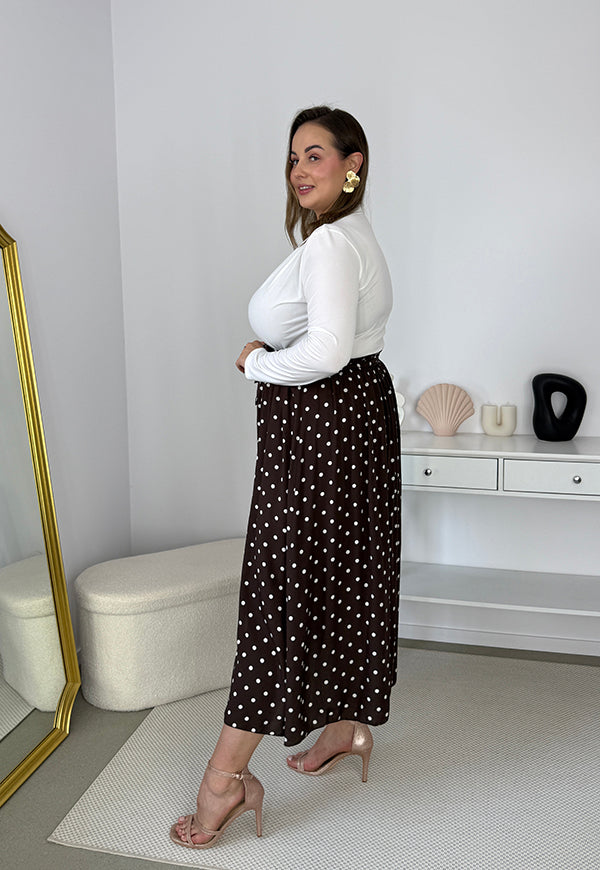 CASSIE SPÓDNICA MIDI Z WISKOZY WYSMUKLAJĄCA BIODRA. CZEKOLADOWA W GROSZKI 01 image 3
