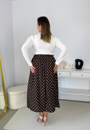 CASSIE SPÓDNICA MIDI Z WISKOZY WYSMUKLAJĄCA BIODRA. CZEKOLADOWA W GROSZKI 01 image 4