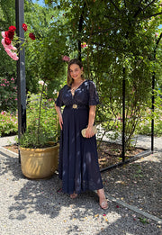 GRACY MAXI SUKIENKA DŁUGA PLUS SIZE Z SZYFONOWYM DOŁEM I CEKINAMI. GRANATOWA 08 image 3