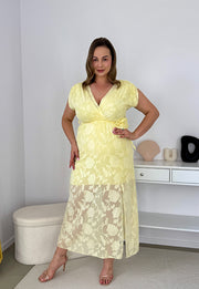 LIVIA SZYFONOWA HAFTOWANA SUKIENKA MAXI WYSMUKLAJĄCA SYLWETKĘ Z OZDOBNĄ RÓŻĄ. MASEŁKOWY ŻÓŁTY 02 image 5