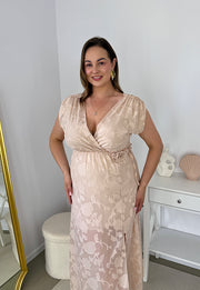 LIVIA SZYFONOWA HAFTOWANA SUKIENKA MAXI WYSMUKLAJĄCA SYLWETKĘ Z OZDOBNĄ RÓŻĄ. BEŻOWA 05 image 4