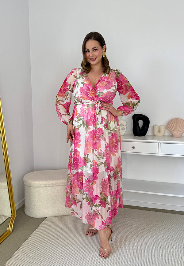 ELENA DŁUGA SUKIENKA PLUS SIZE Z ELASTYCZNEJ SIATECZKI  W KWIATY. BIAŁO/KORALOWE KWIATY 07
