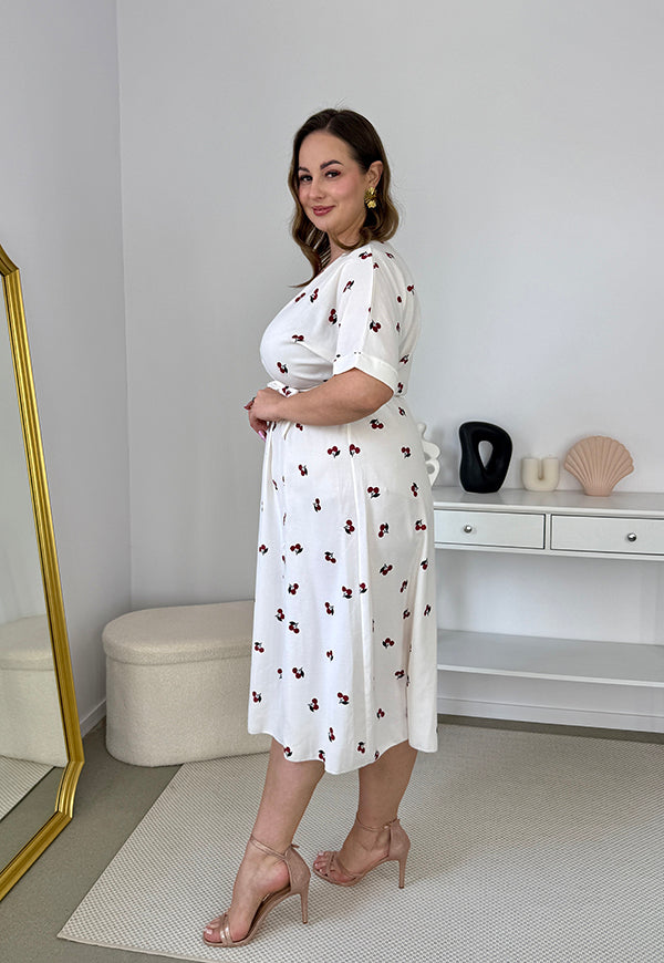 CARMEN  II Z KRÓTKIM RĘKAWEM SUKIENKA MIDI PLUS SIZE W WISIENKI. BIAŁA 23 image 9
