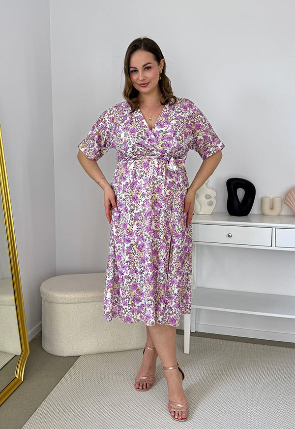 CARMEN  II Z KRÓTKIM RĘKAWEM SUKIENKA MIDI PLUS SIZE W KWIATY.  BIAŁO/FIOLETOWA 24 image 3