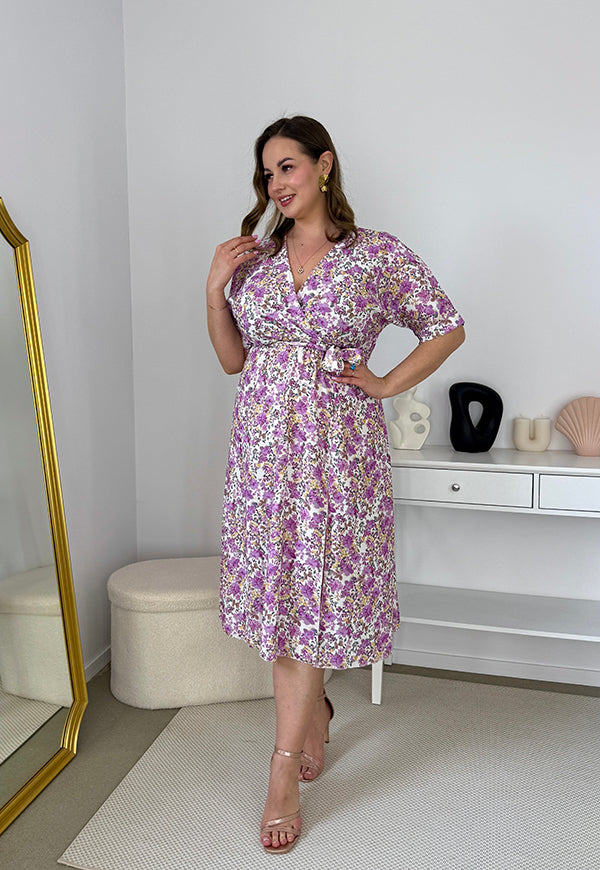 CARMEN  II Z KRÓTKIM RĘKAWEM SUKIENKA MIDI PLUS SIZE W KWIATY.  BIAŁO/FIOLETOWA 24 image 5
