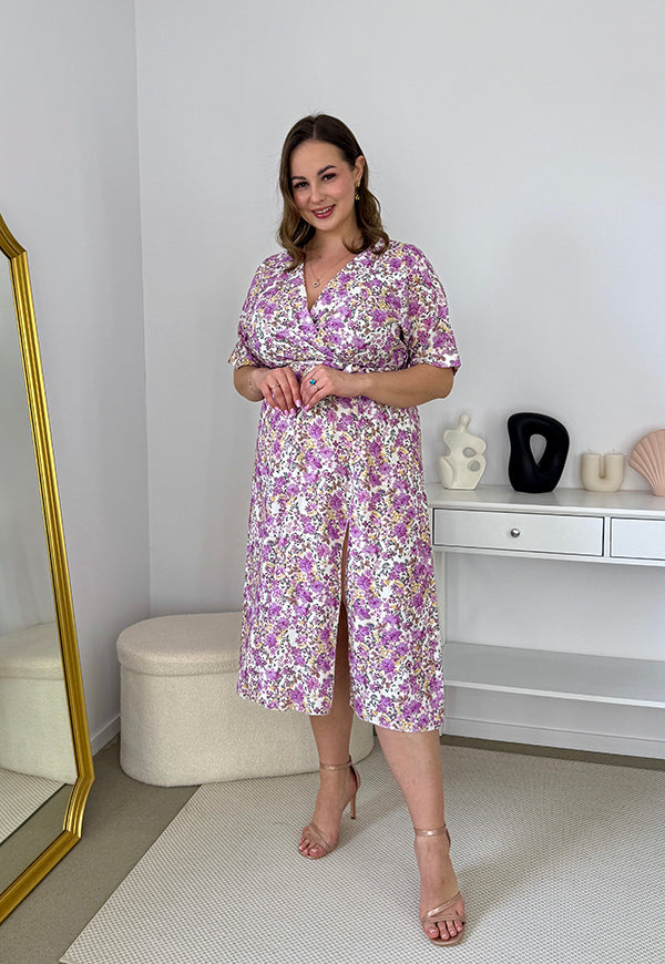 CARMEN  II Z KRÓTKIM RĘKAWEM SUKIENKA MIDI PLUS SIZE W KWIATY.  BIAŁO/FIOLETOWA 24 image 8